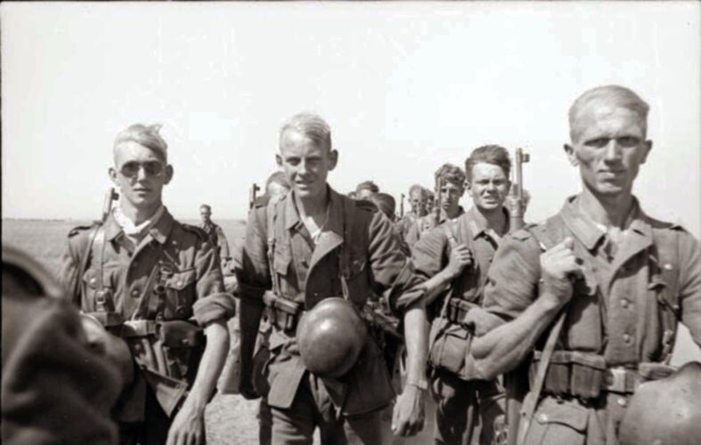 6th_Army_soldiers_marching_to_Stalingrad_1